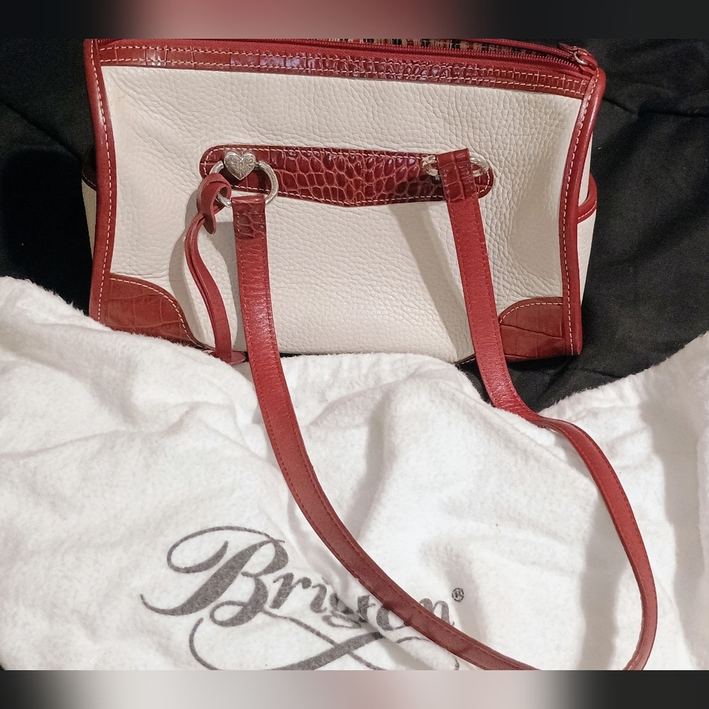 Looks New Brighton Pebbled Leather Purse. We Old People Still Say Purse.